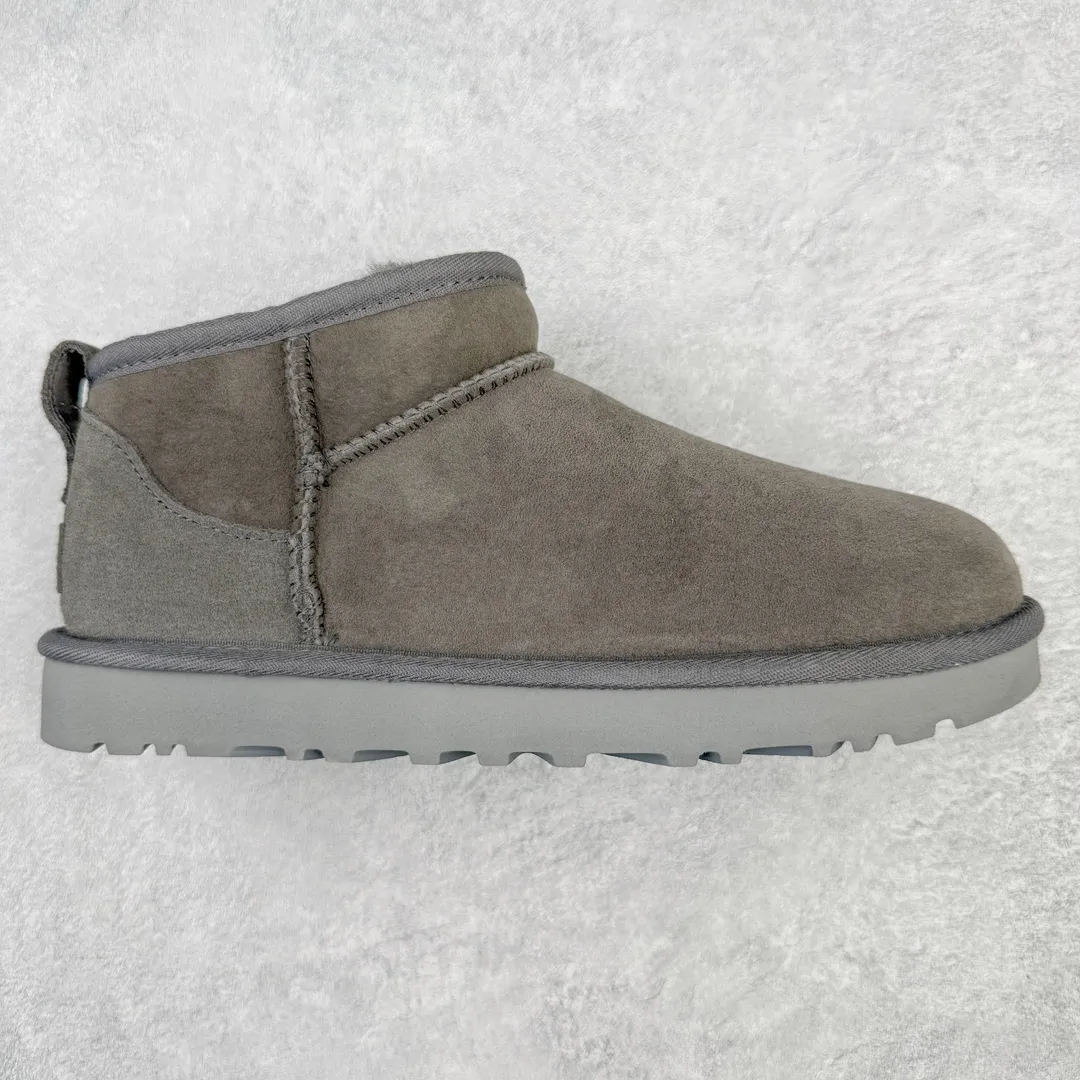 Pick up locally 💰520 UGG 6109 Zhou Dongyu Mini short boots, autumn and winter sheep fur integrated snow boots. All shoes are made from the same factory as ZP. Longfeng A-grade Australian imported sheep fur integrated men's and women's boots. Brand OEM production line. Fully follow the ZP process. OEM original pattern maker. Adhering to the principle of no original shoes and no development selection. Pay attention to every detail. The most authentic version on the market. TREADLITE "light wing" technology outsole. Lightweight/durable/flexible/pile type 35 36 37 38 39 40 41 42 43 44 45 Coding: by2936060